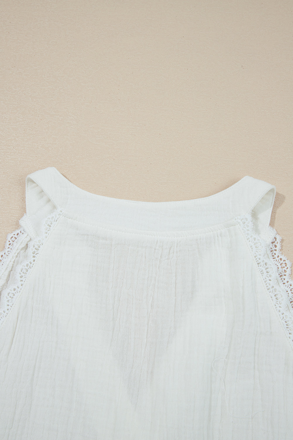 Top Blanc Sans Manches – Col V & Bordure Dentelle Froissée