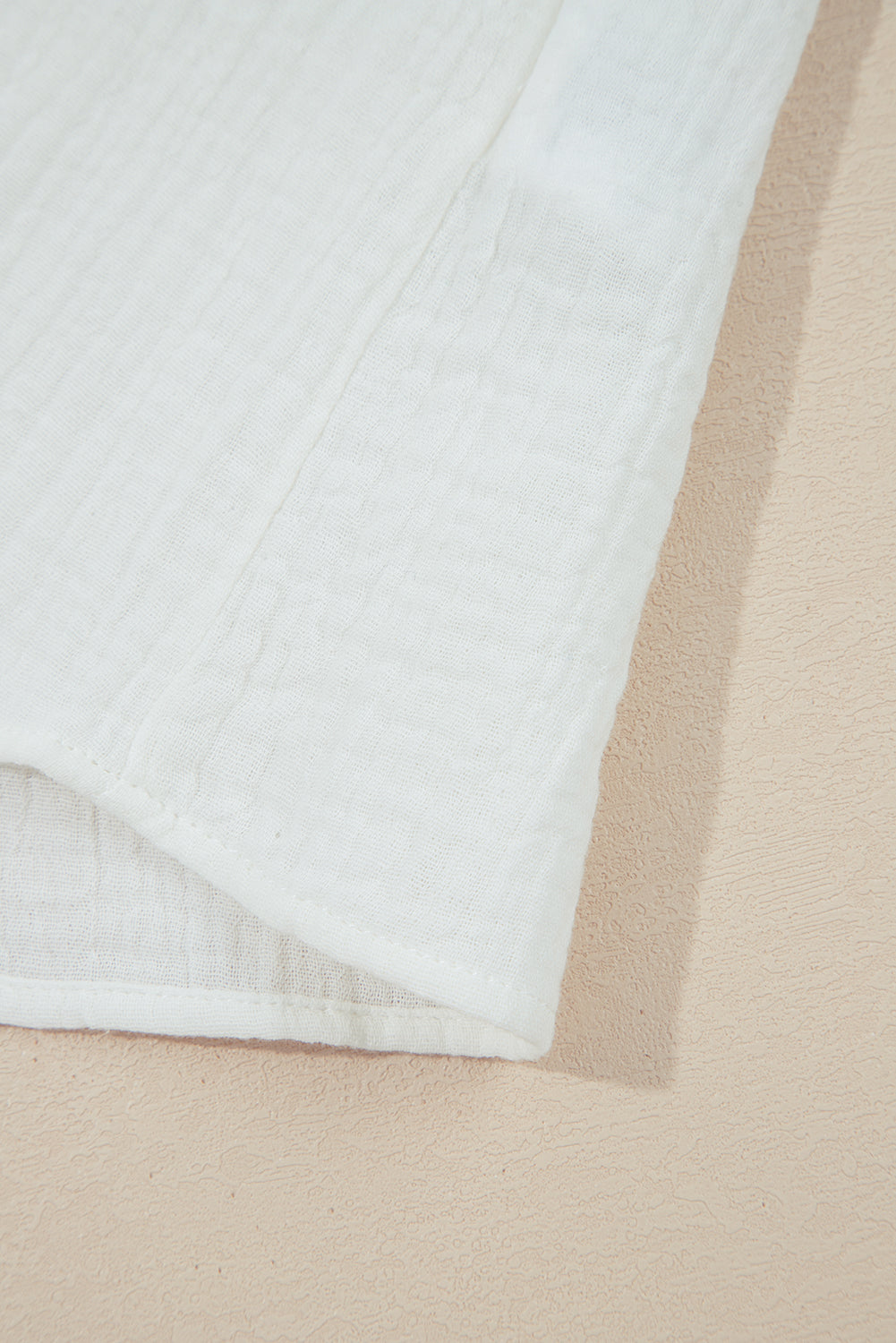 Top Blanc Sans Manches – Col V & Bordure Dentelle Froissée