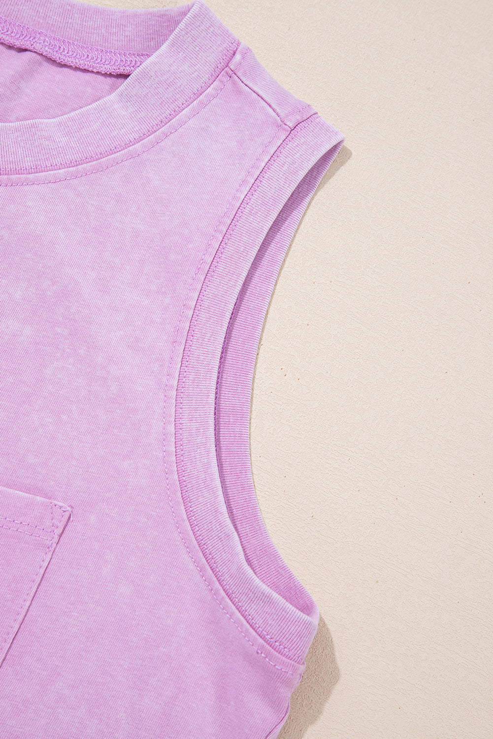 Débardeur lilas mineral wash à poche poitrine en 100% coton
