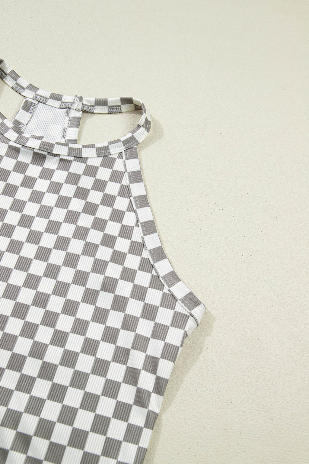 Débardeur court texturé à carreaux gris — Col licou & matière stretch