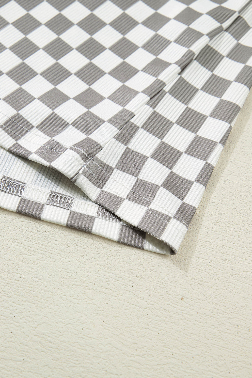 Débardeur court texturé à carreaux gris — Col licou & matière stretch