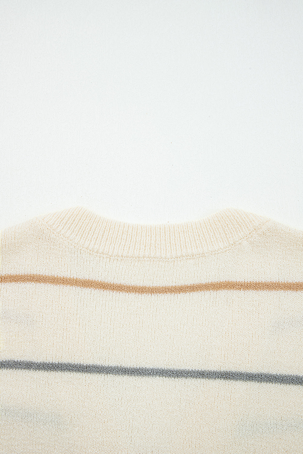 Cardigan Rayé Crème – Col en V, Boutons Dorés & Épaules Tombantes