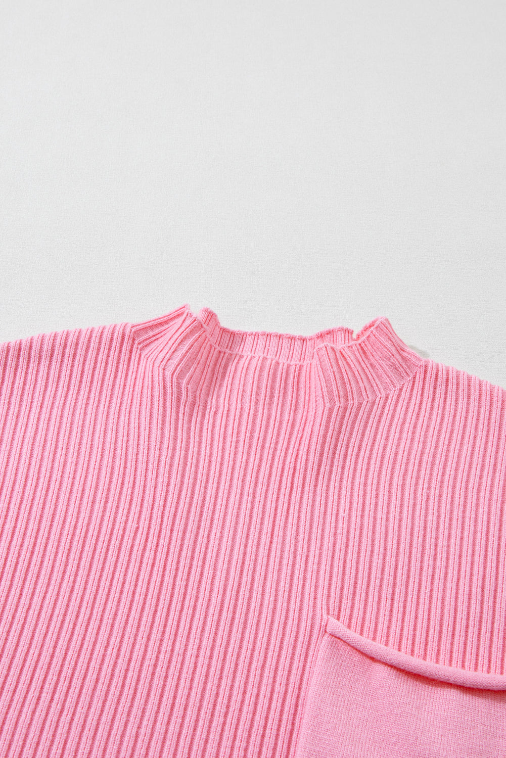 Pull Gris Maille Côtelée – Col Montant, Manches Courtes & Poche Plaquée