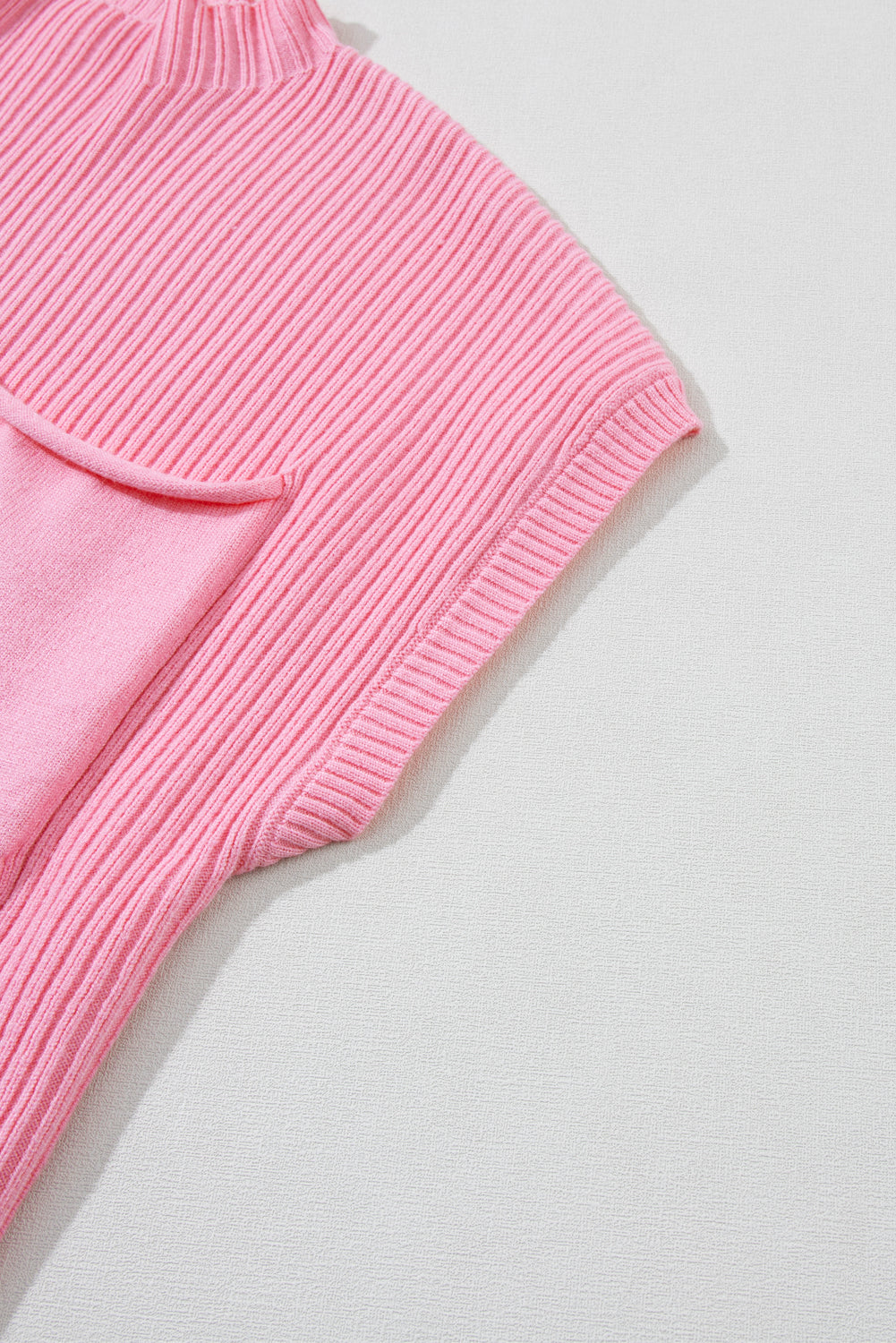Pull Gris Maille Côtelée – Col Montant, Manches Courtes & Poche Plaquée