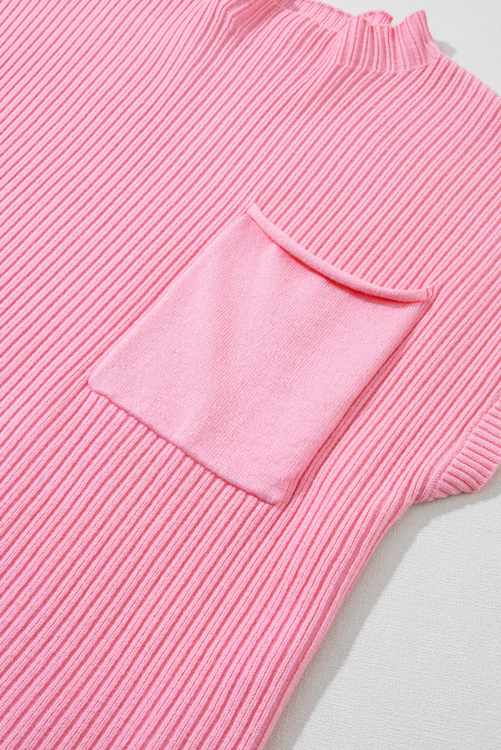 Pull Gris Maille Côtelée – Col Montant, Manches Courtes & Poche Plaquée