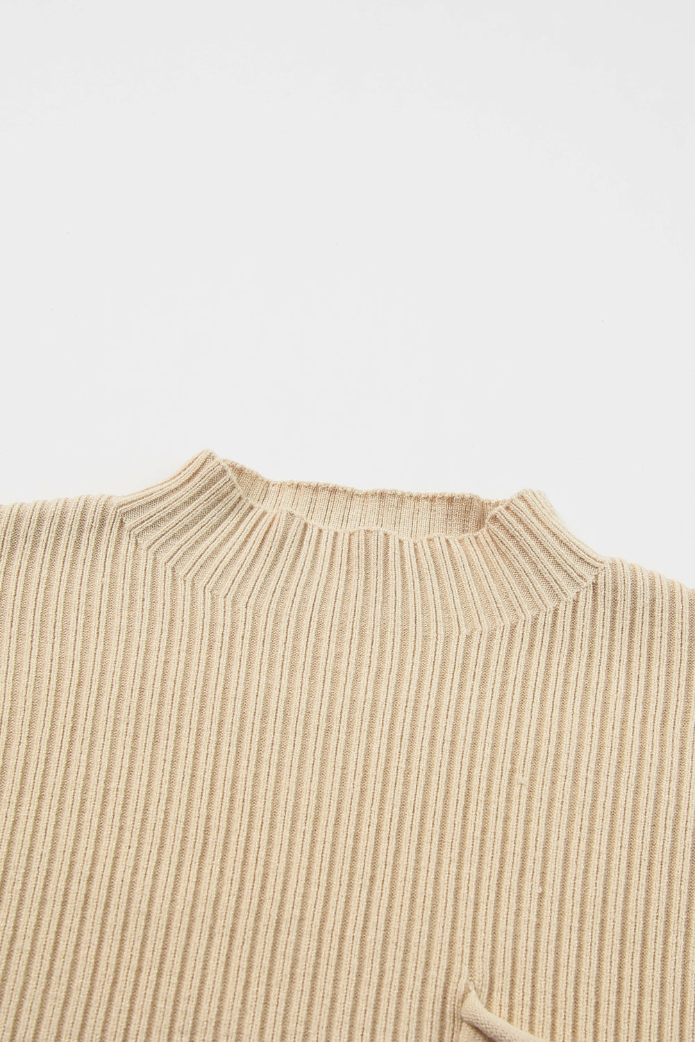 Pull Gris Maille Côtelée – Col Montant, Manches Courtes & Poche Plaquée