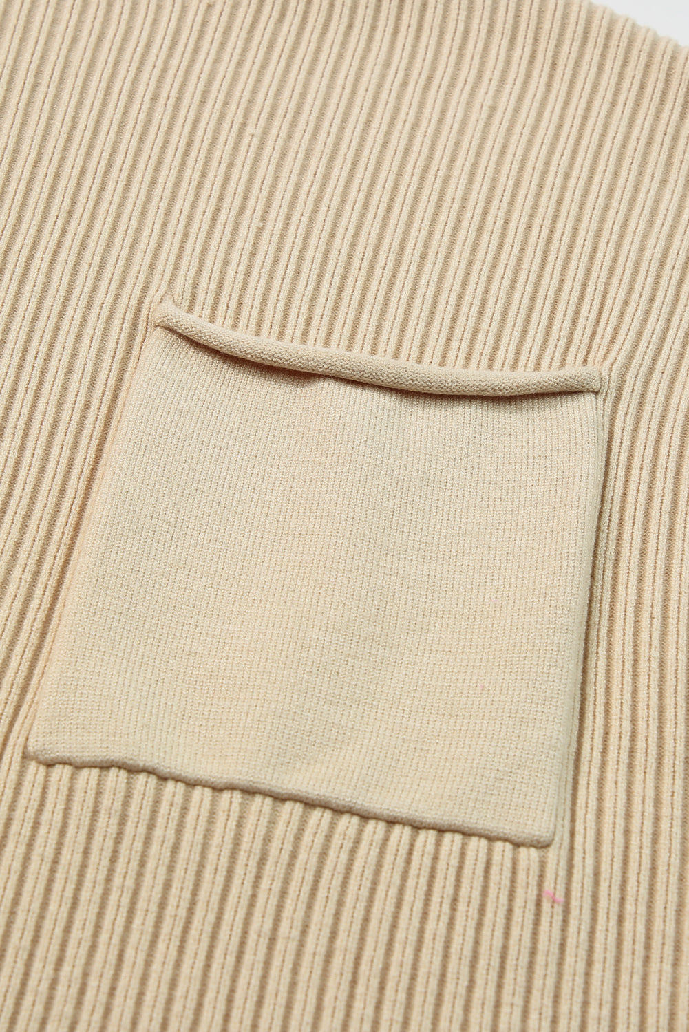 Pull Gris Maille Côtelée – Col Montant, Manches Courtes & Poche Plaquée