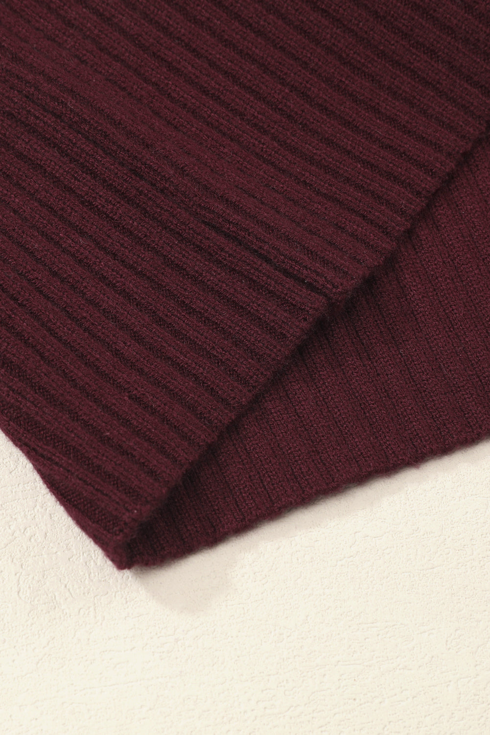 Pull Gris Maille Côtelée – Col Montant, Manches Courtes & Poche Plaquée