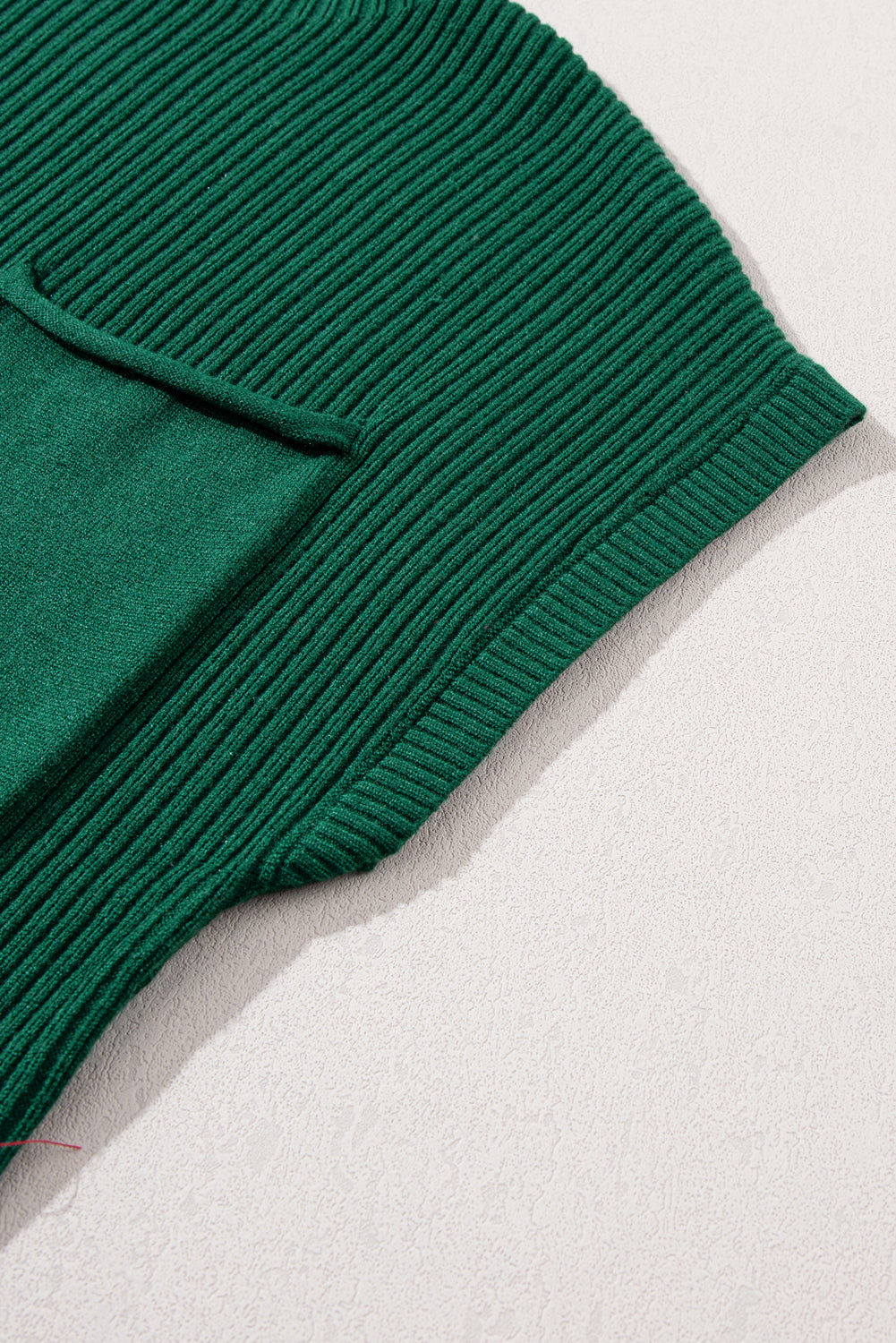 Pull Gris Maille Côtelée – Col Montant, Manches Courtes & Poche Plaquée