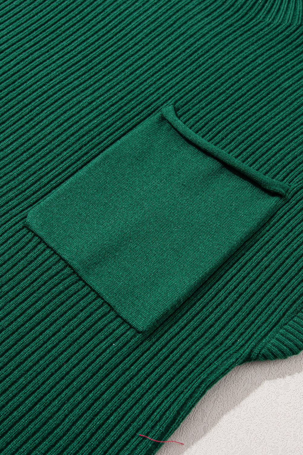 Pull Gris Maille Côtelée – Col Montant, Manches Courtes & Poche Plaquée