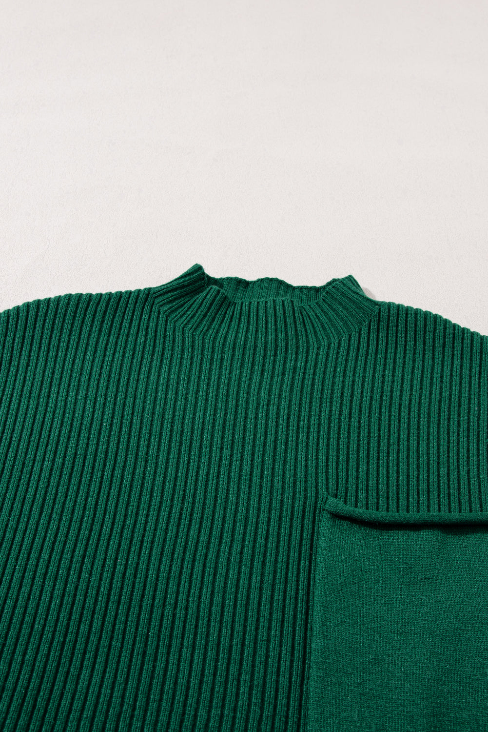 Pull Gris Maille Côtelée – Col Montant, Manches Courtes & Poche Plaquée