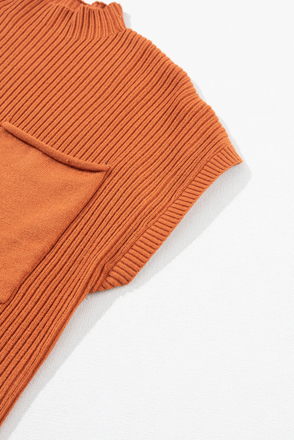 Pull Gris Maille Côtelée – Col Montant, Manches Courtes & Poche Plaquée