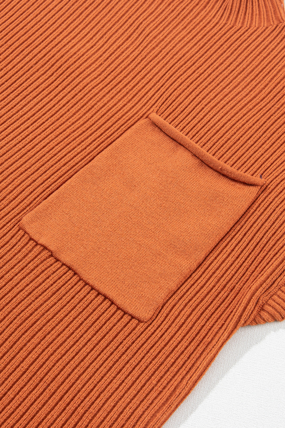 Pull Gris Maille Côtelée – Col Montant, Manches Courtes & Poche Plaquée