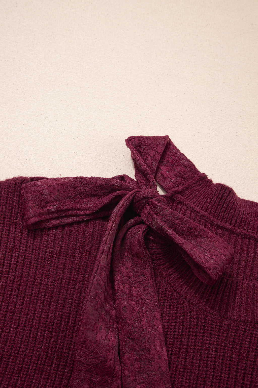 Pull en maille à col asymétrique et nœud papillon en dentelle — bordeaux