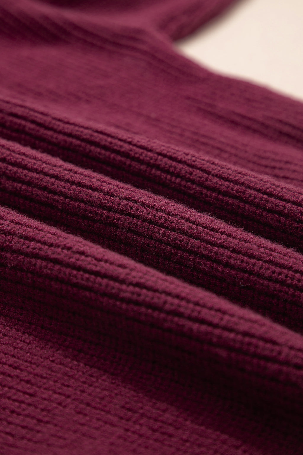 Pull en maille à col asymétrique et nœud papillon en dentelle — bordeaux