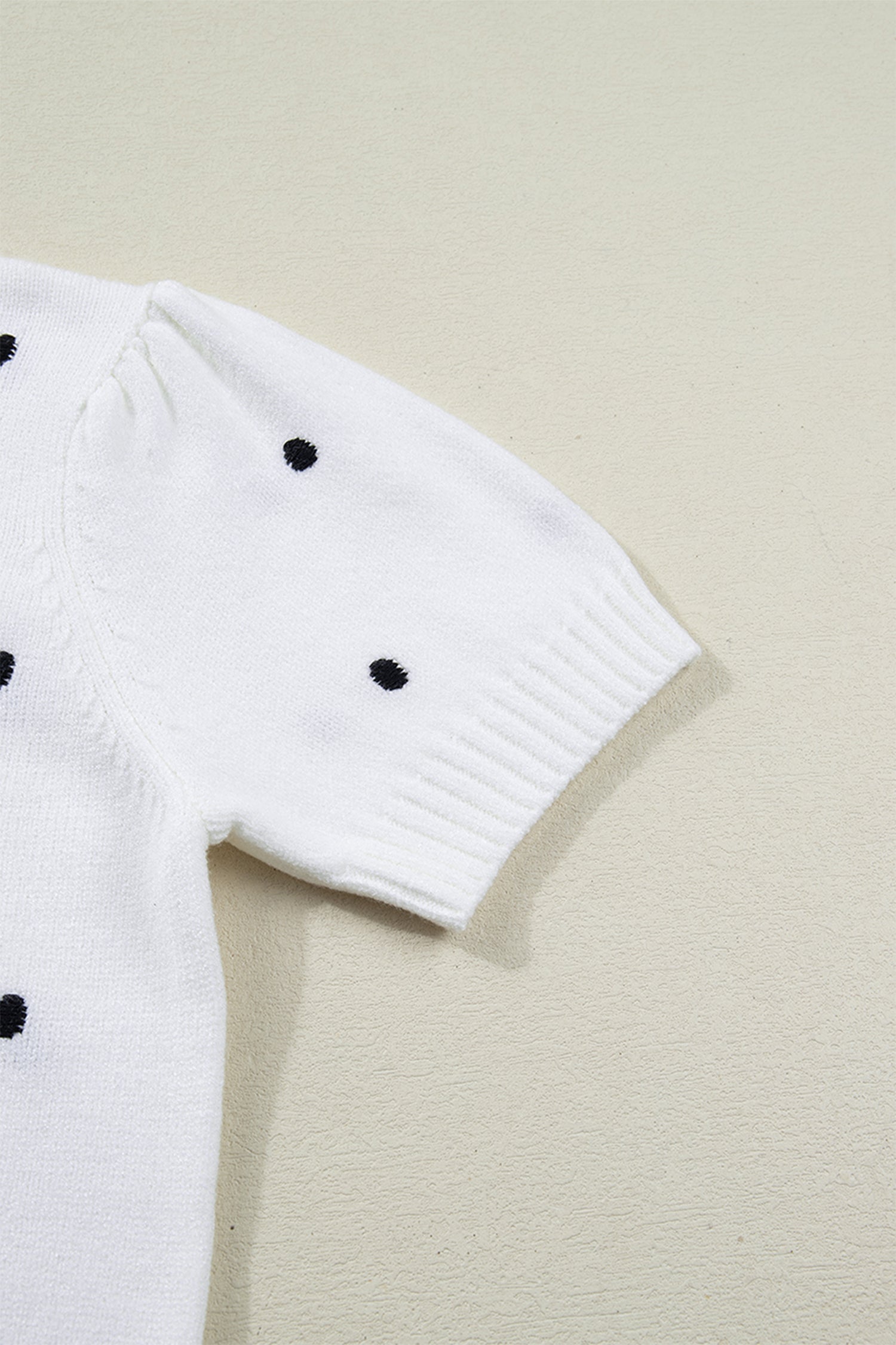 Pull Jaune Crème à Pois – Manches Courtes Bouffantes, Col Rond, Maille Légère