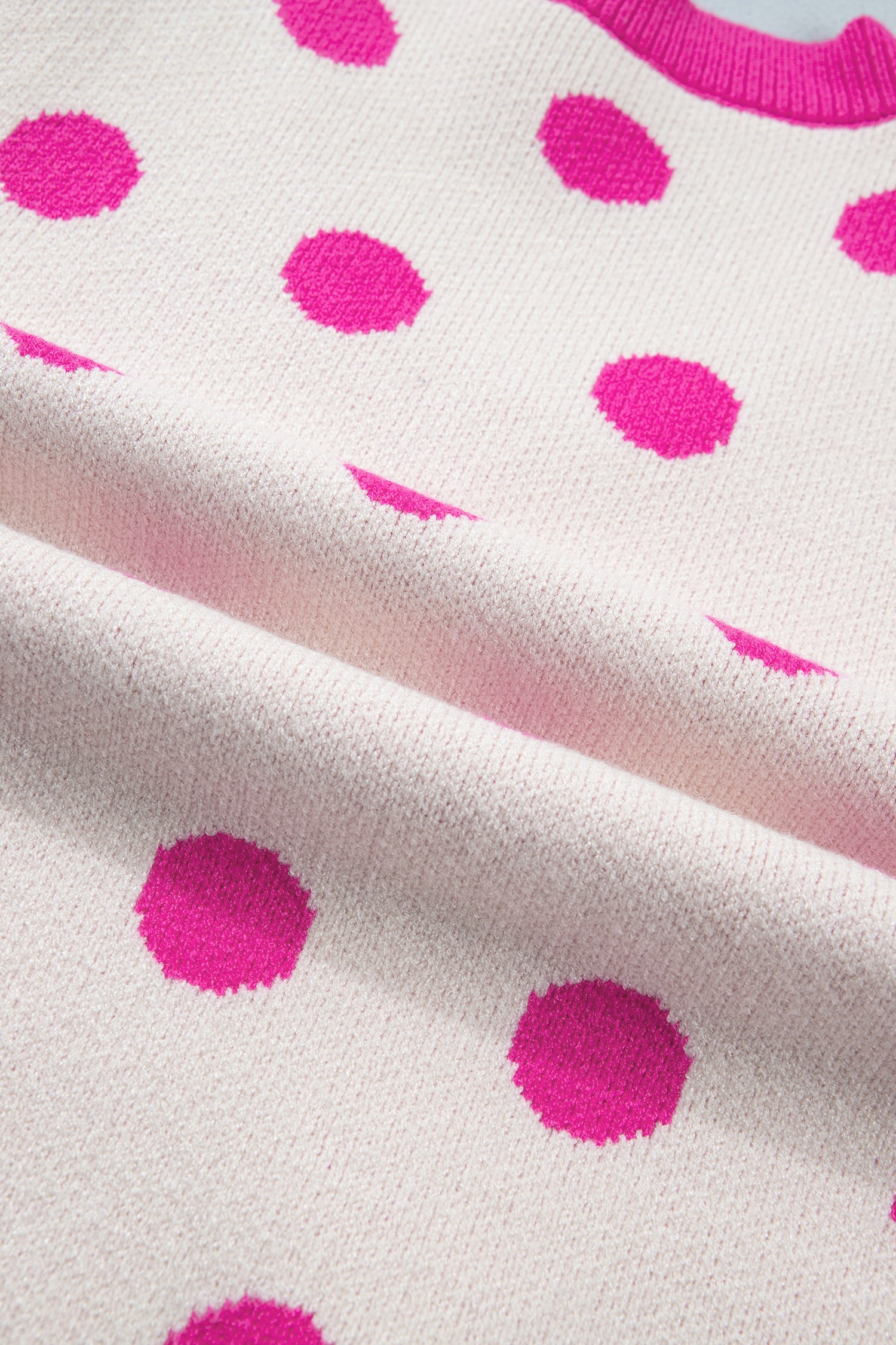 Pull Bleu Ciel à Pois Blancs – Col en V, Manches Courtes Bouffantes