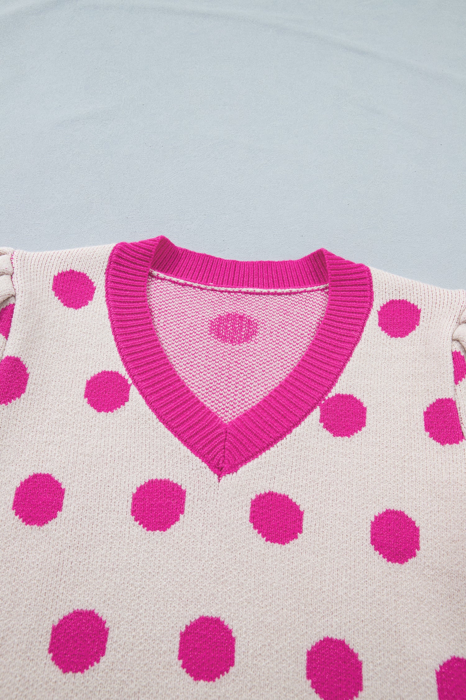Pull Bleu Ciel à Pois Blancs – Col en V, Manches Courtes Bouffantes