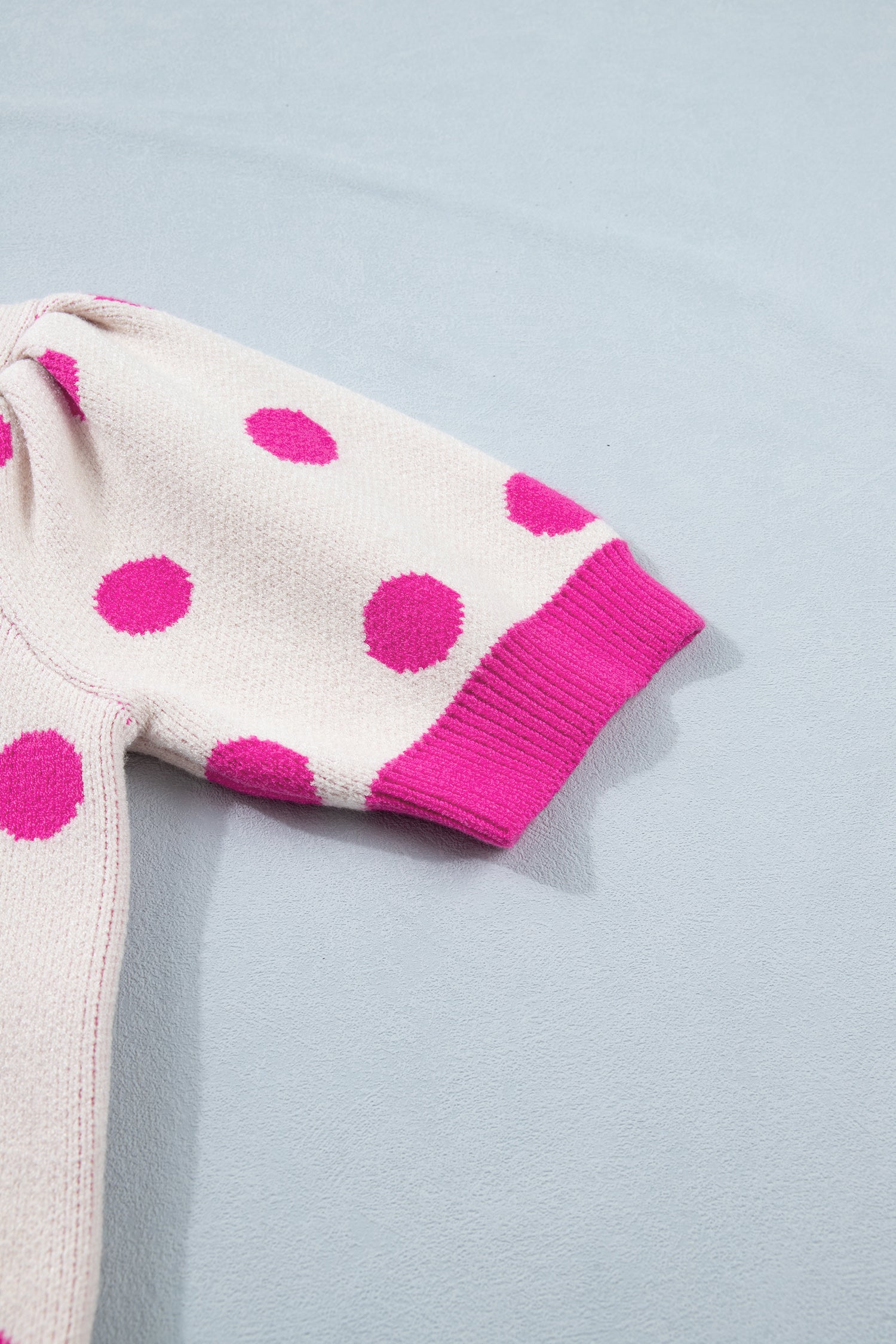 Pull Bleu Ciel à Pois Blancs – Col en V, Manches Courtes Bouffantes