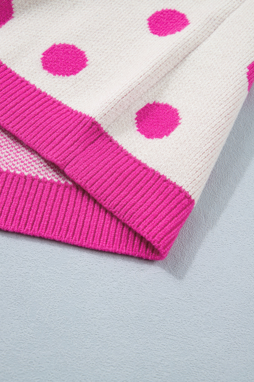 Pull Bleu Ciel à Pois Blancs – Col en V, Manches Courtes Bouffantes