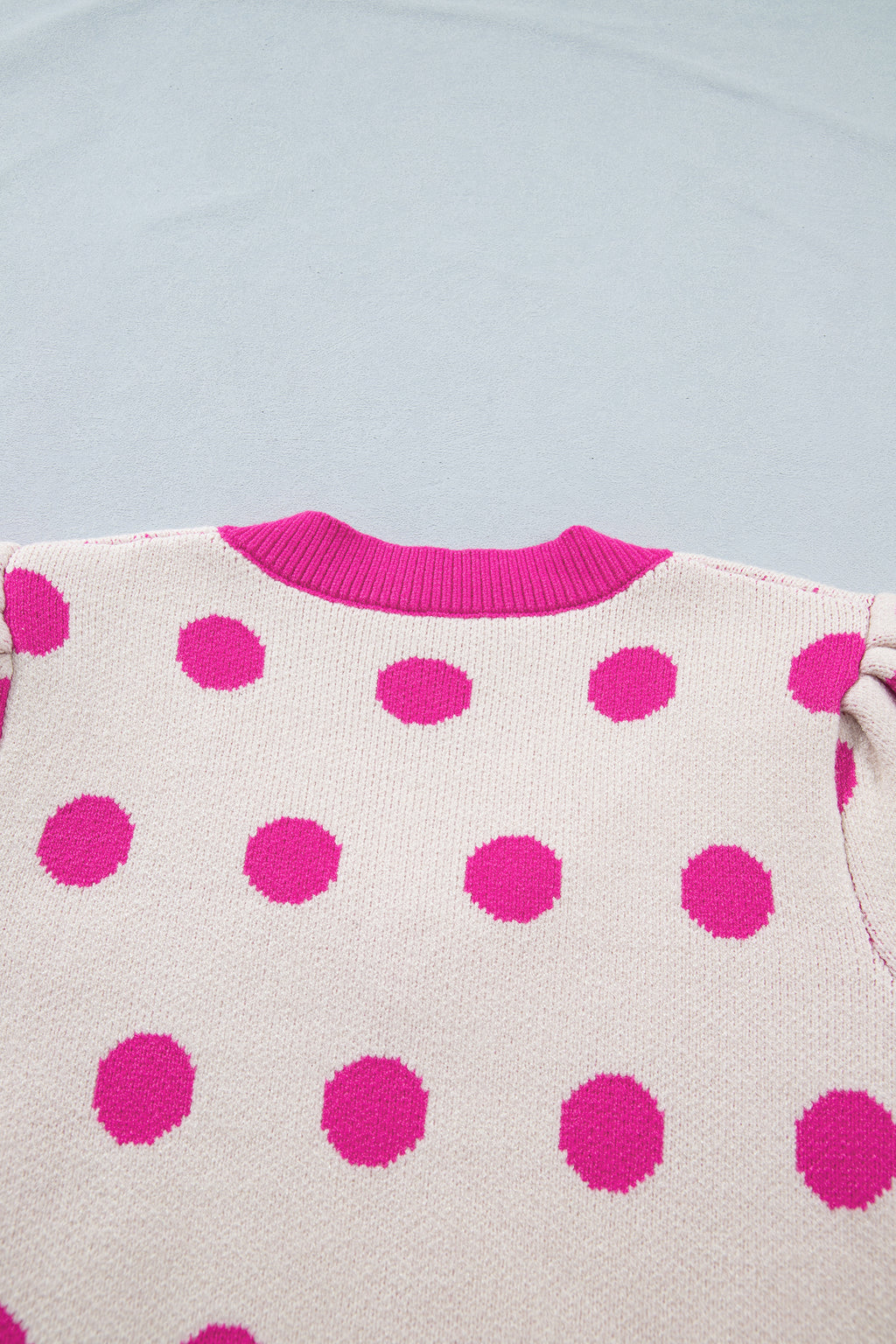 Pull Bleu Ciel à Pois Blancs – Col en V, Manches Courtes Bouffantes