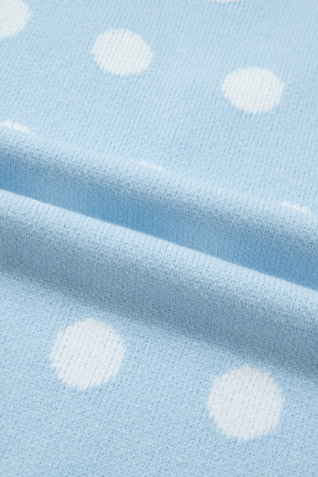 Pull Bleu Ciel à Pois Blancs – Col en V, Manches Courtes Bouffantes