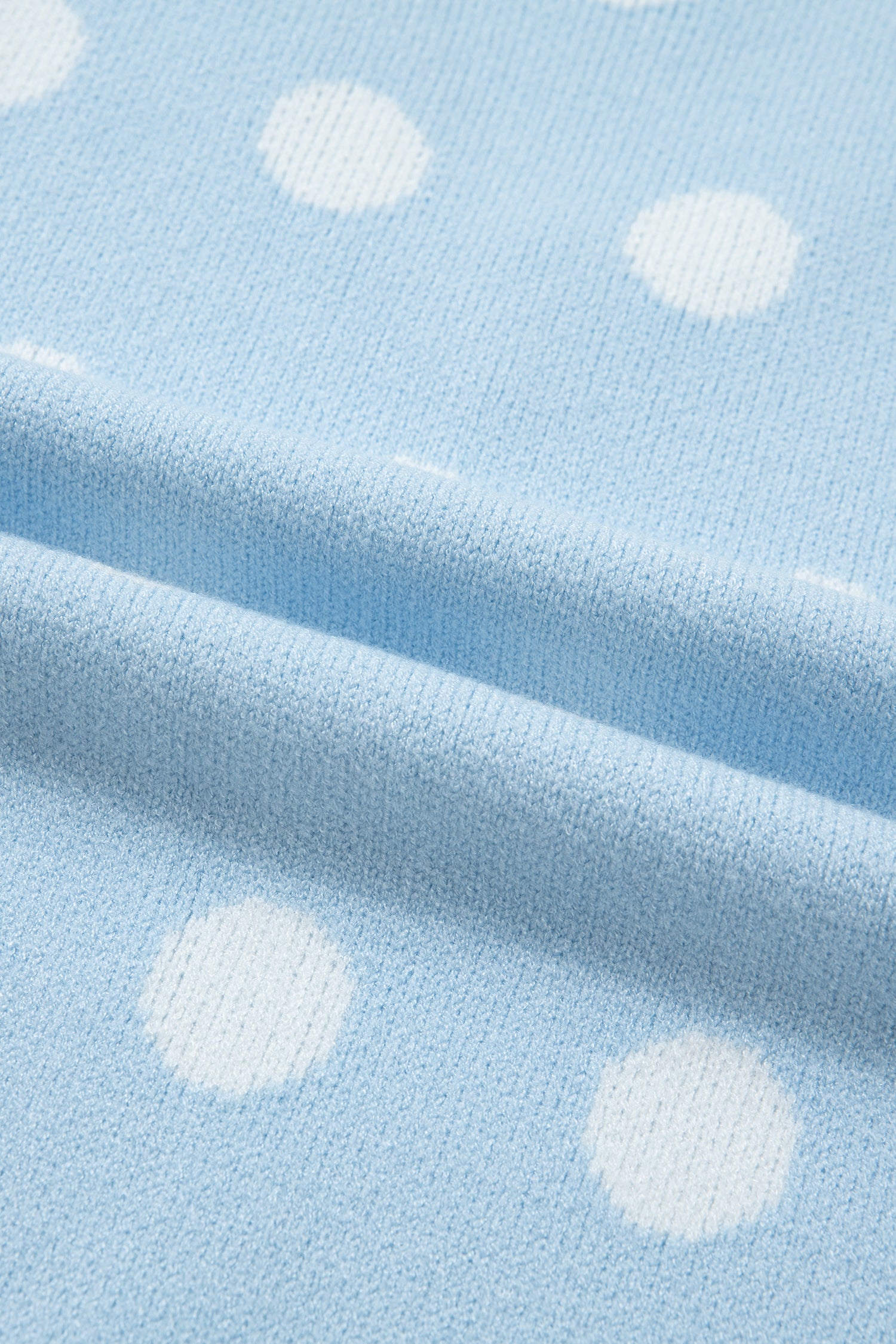 Pull Bleu Ciel à Pois Blancs – Col en V, Manches Courtes Bouffantes