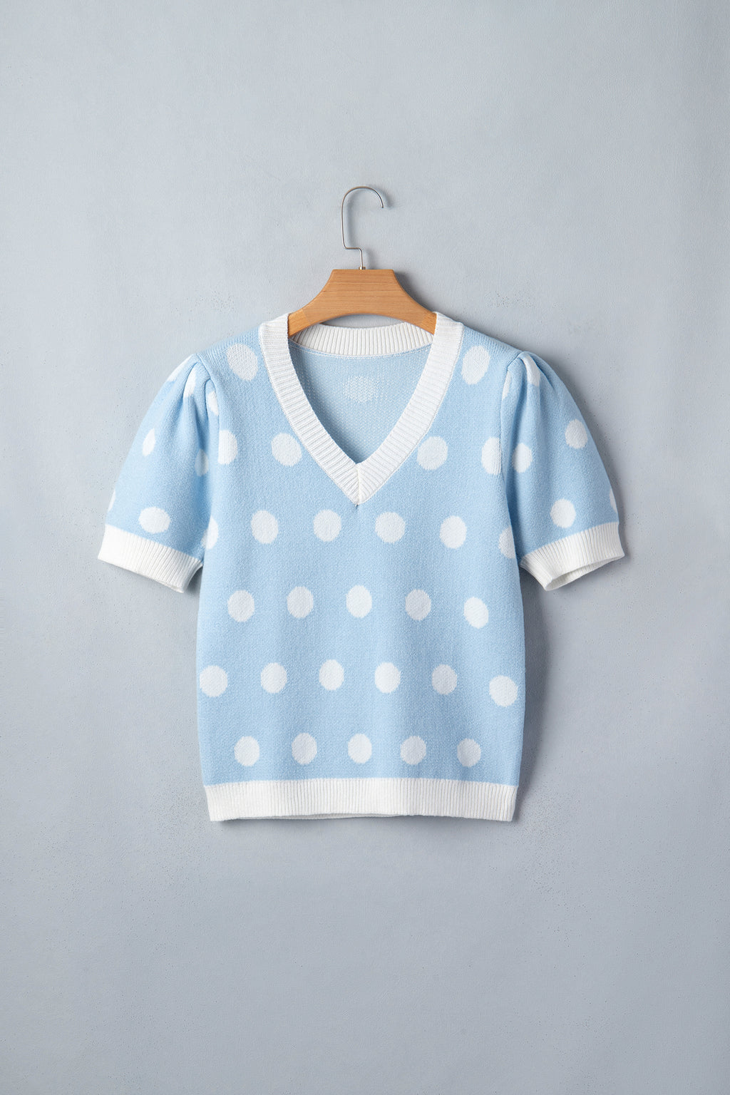 Pull Bleu Ciel à Pois Blancs – Col en V, Manches Courtes Bouffantes