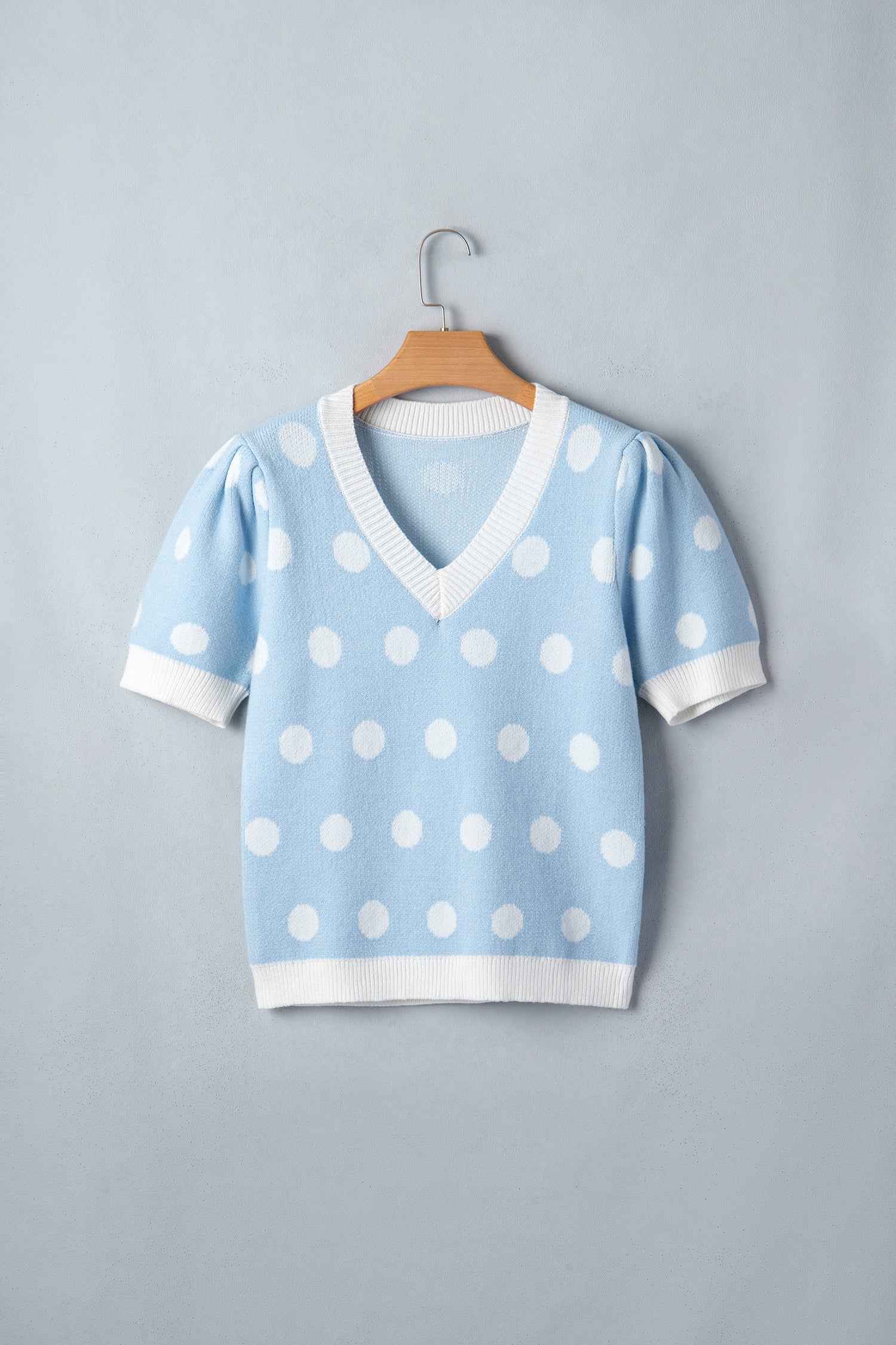 Pull Bleu Ciel à Pois Blancs – Col en V, Manches Courtes Bouffantes
