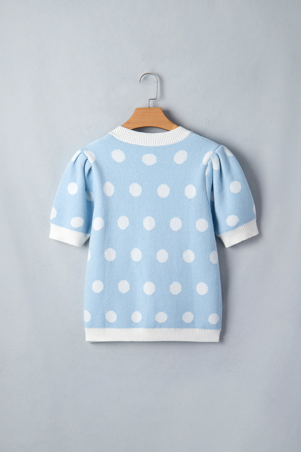 Pull Bleu Ciel à Pois Blancs – Col en V, Manches Courtes Bouffantes