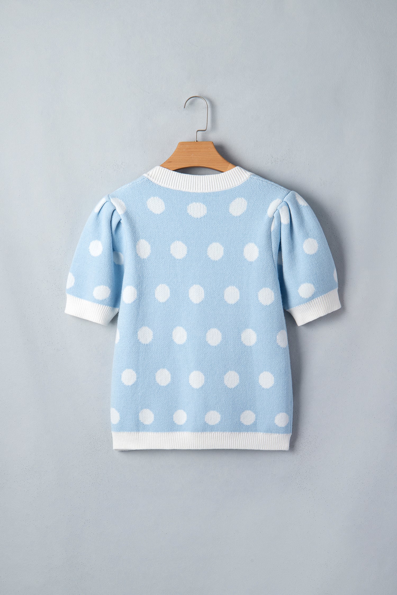 Pull Bleu Ciel à Pois Blancs – Col en V, Manches Courtes Bouffantes