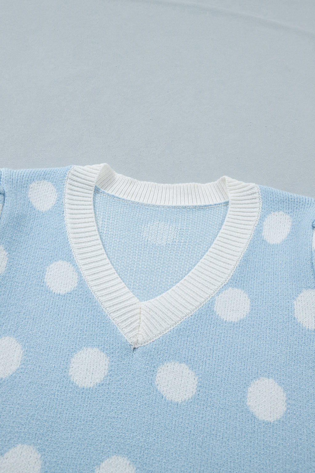 Pull Bleu Ciel à Pois Blancs – Col en V, Manches Courtes Bouffantes