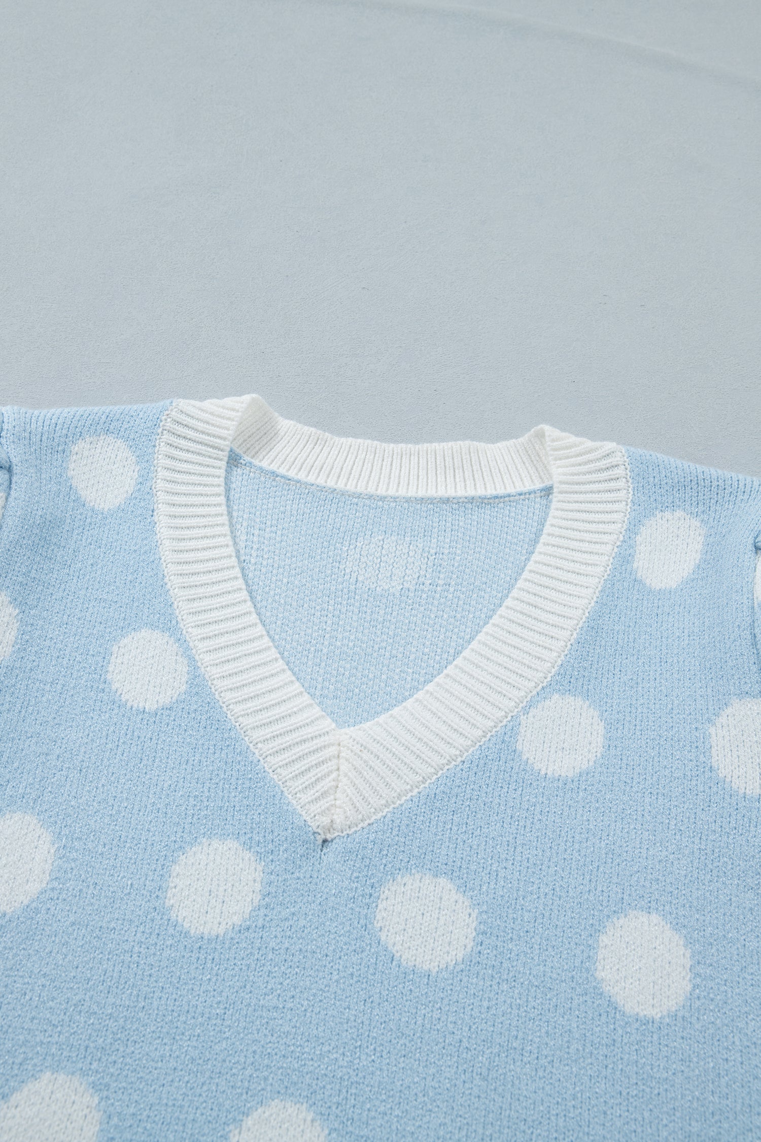 Pull Bleu Ciel à Pois Blancs – Col en V, Manches Courtes Bouffantes