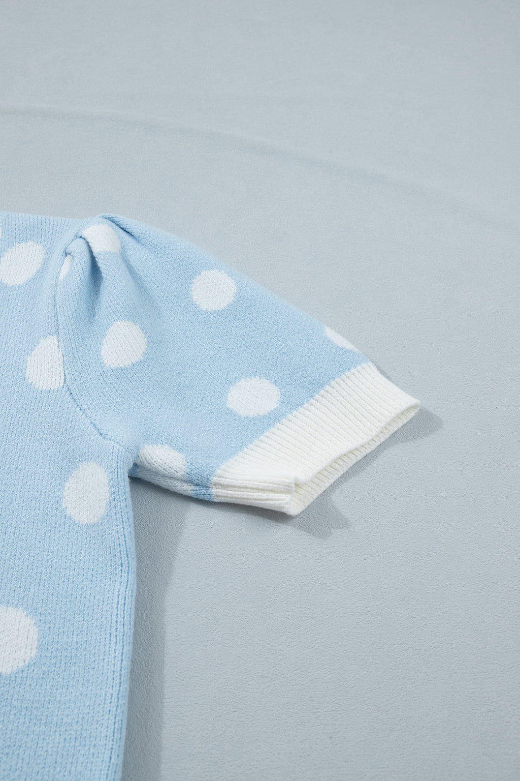 Pull Bleu Ciel à Pois Blancs – Col en V, Manches Courtes Bouffantes