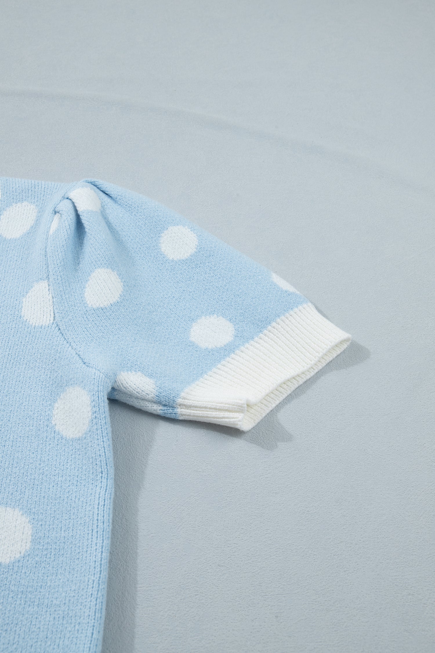 Pull Bleu Ciel à Pois Blancs – Col en V, Manches Courtes Bouffantes