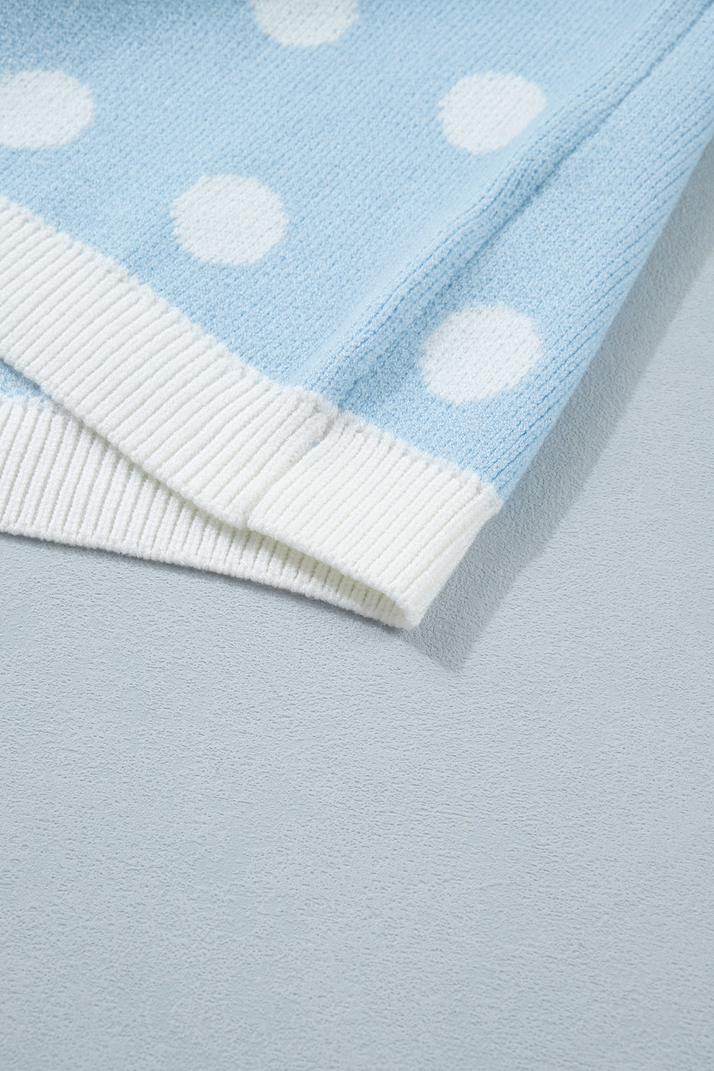 Pull Bleu Ciel à Pois Blancs – Col en V, Manches Courtes Bouffantes