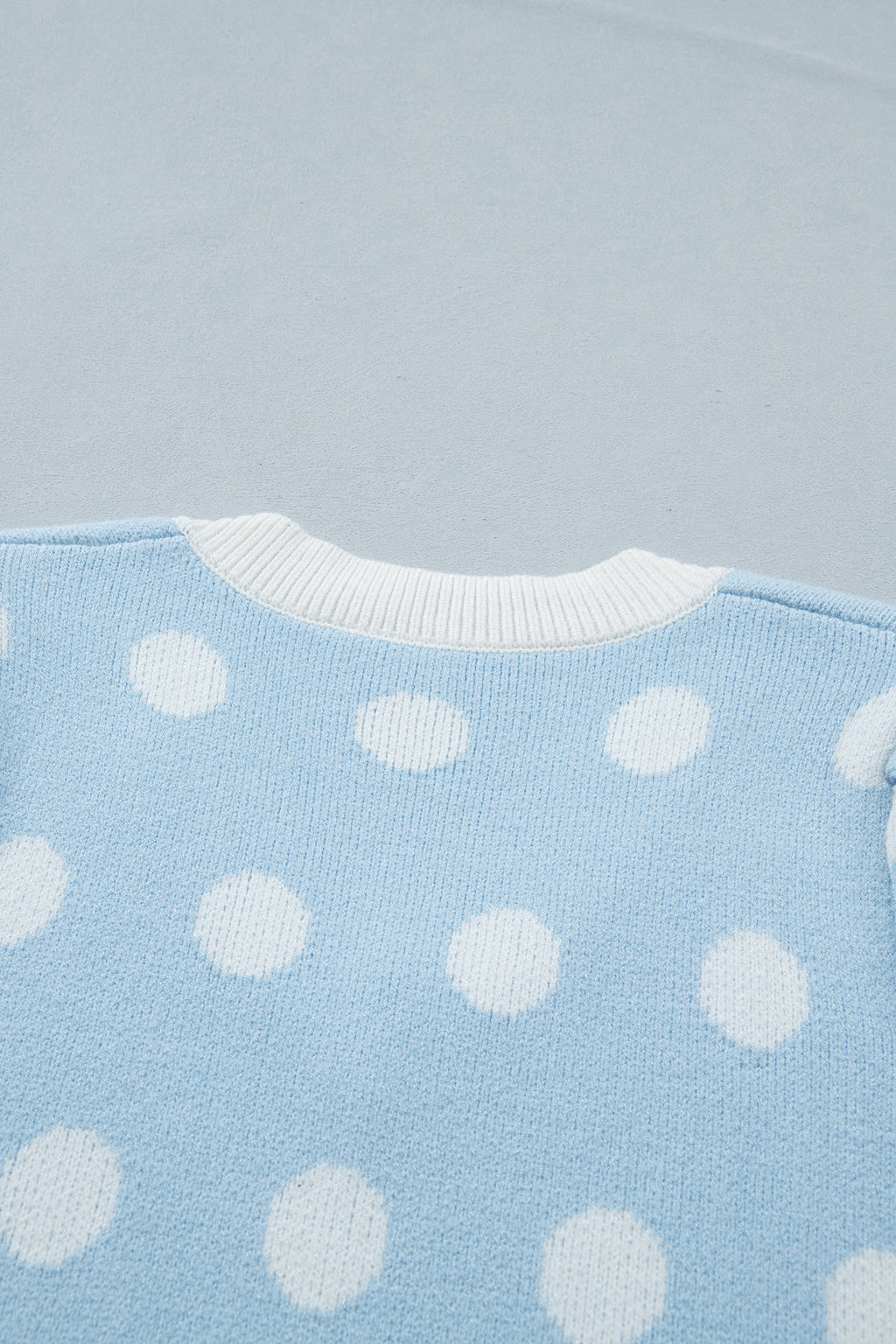 Pull Bleu Ciel à Pois Blancs – Col en V, Manches Courtes Bouffantes