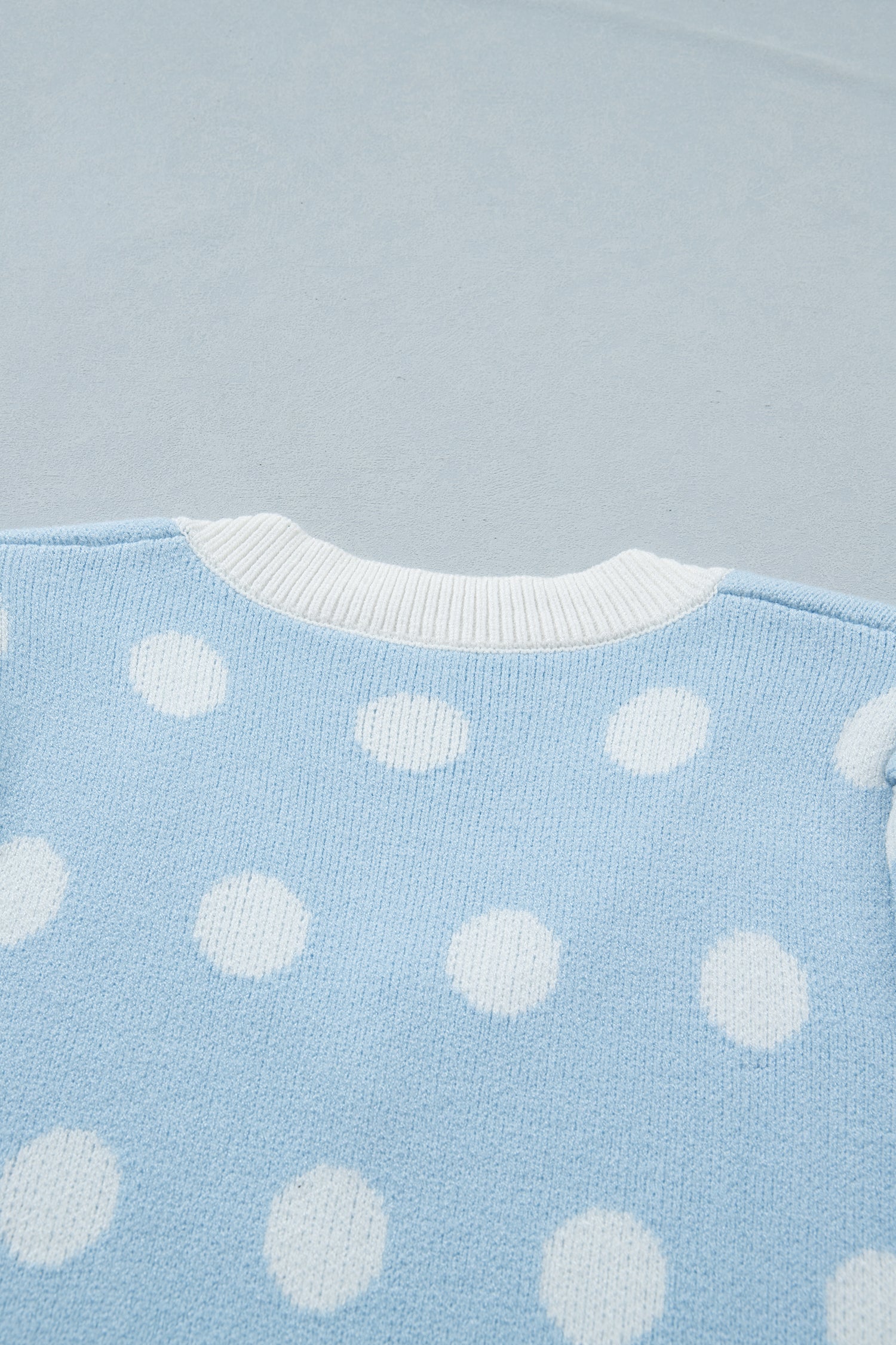 Pull Bleu Ciel à Pois Blancs – Col en V, Manches Courtes Bouffantes