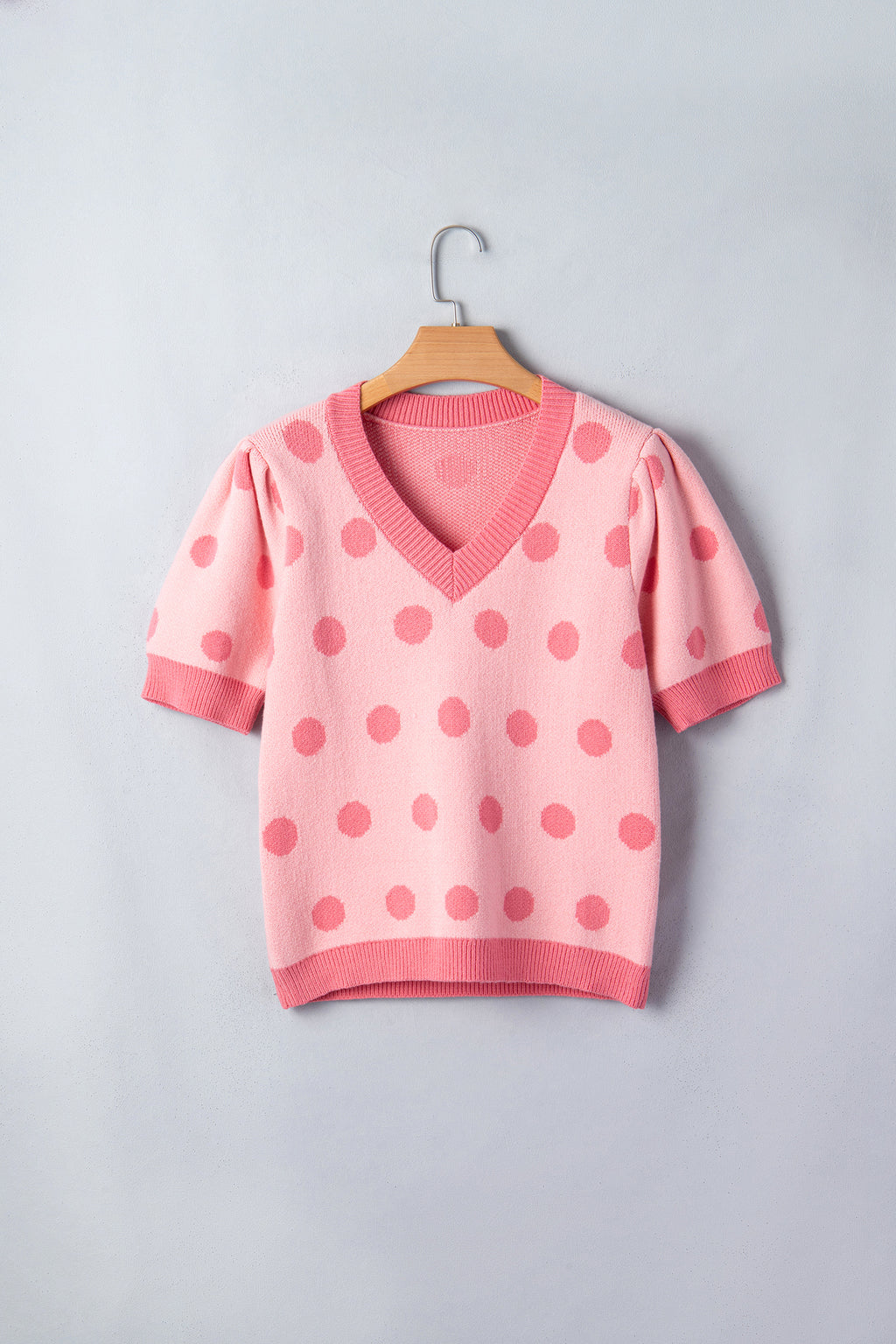 Pull Bleu Ciel à Pois Blancs – Col en V, Manches Courtes Bouffantes