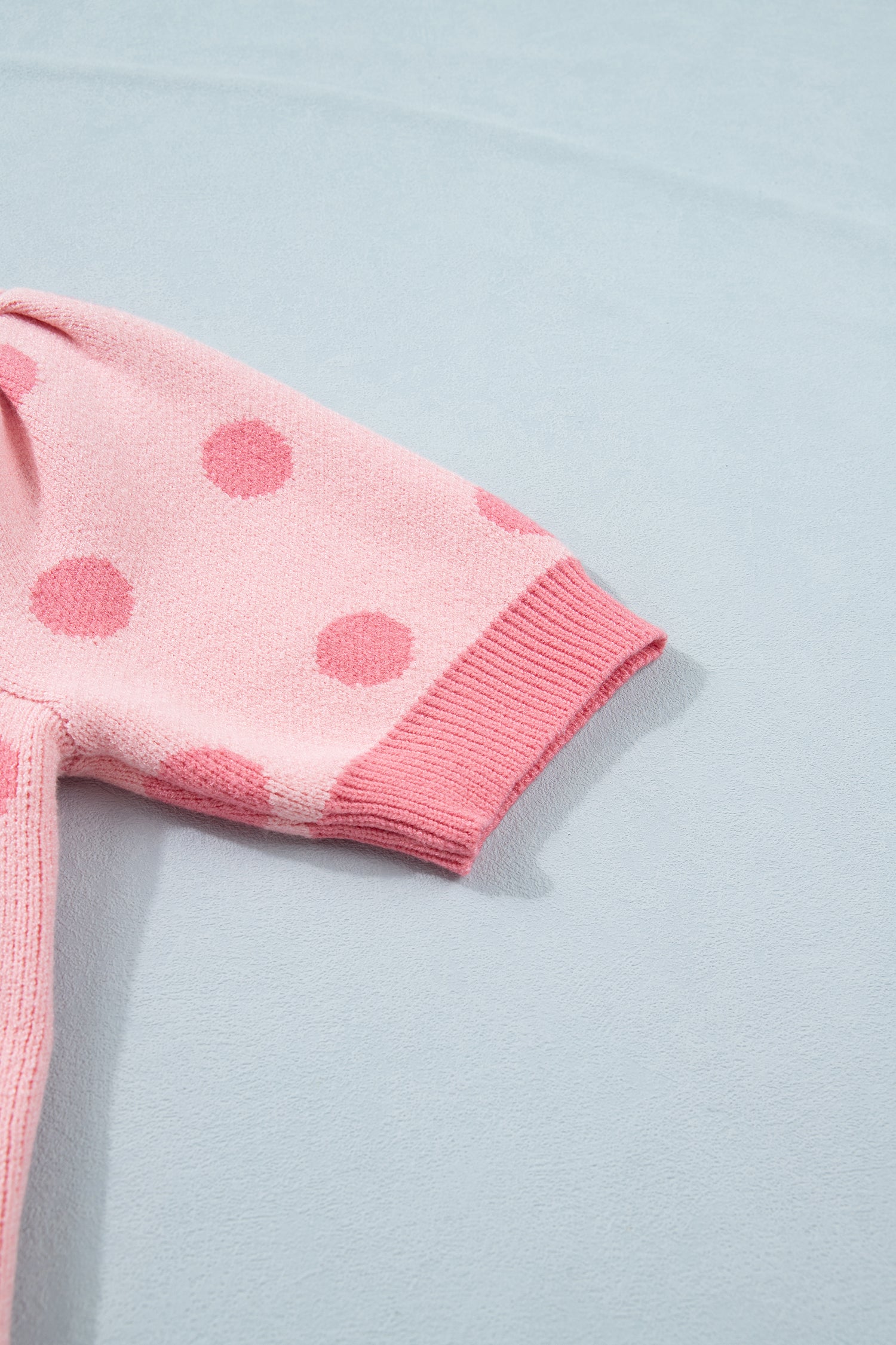 Pull Bleu Ciel à Pois Blancs – Col en V, Manches Courtes Bouffantes