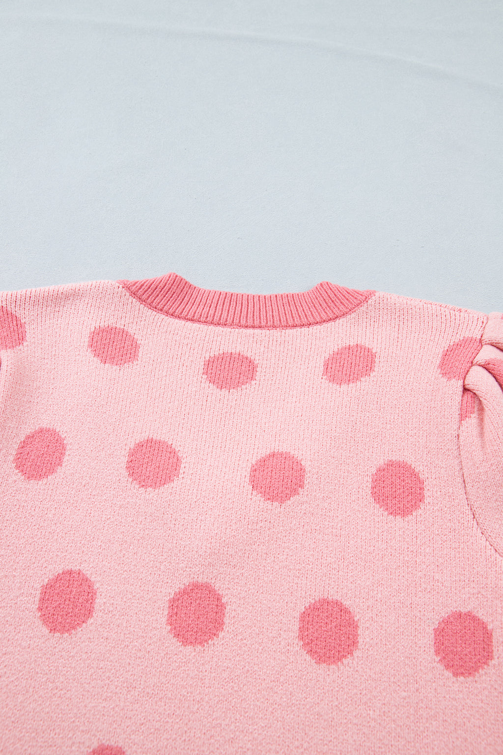Pull Bleu Ciel à Pois Blancs – Col en V, Manches Courtes Bouffantes
