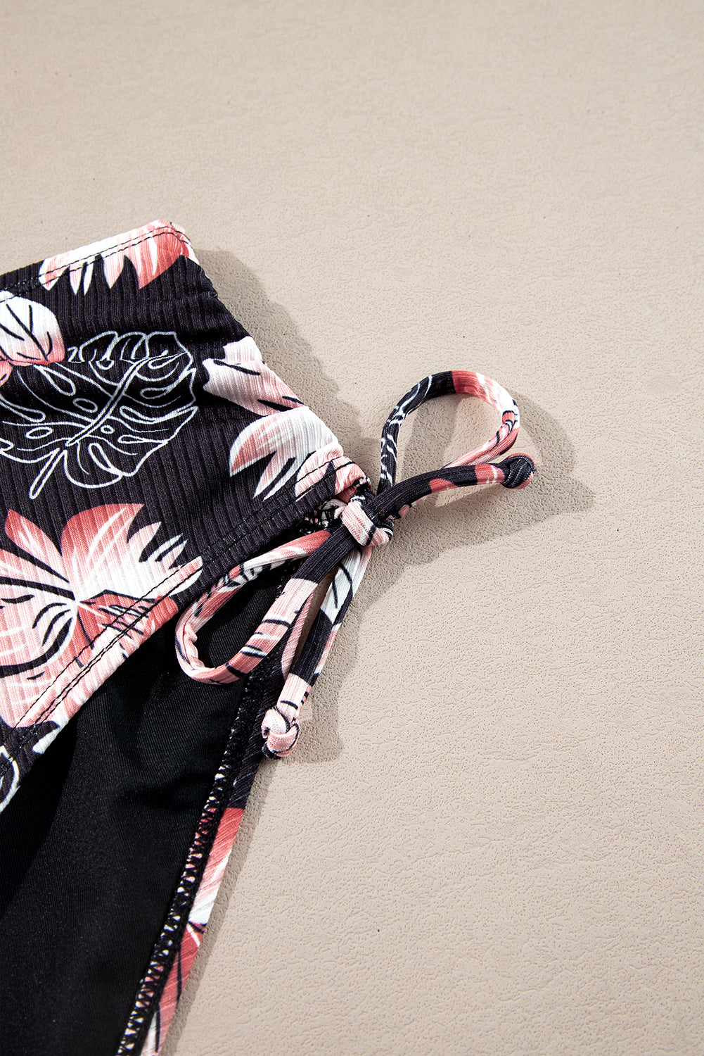 Maillot de bain bikini 2 pièces noir côtelé taille haute — haut col V dos nu et bas taille haute