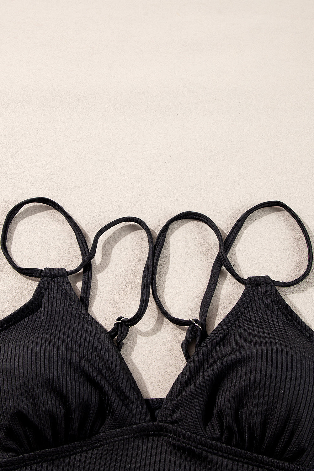 Maillot de bain bikini 2 pièces noir côtelé taille haute — haut col V dos nu et bas taille haute