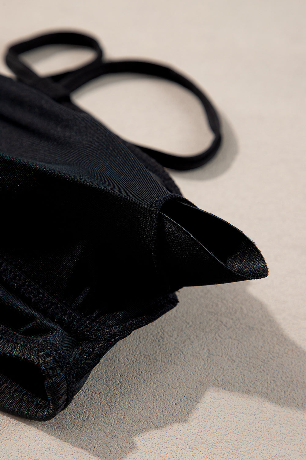 Maillot de bain bikini 2 pièces noir côtelé taille haute — haut col V dos nu et bas taille haute