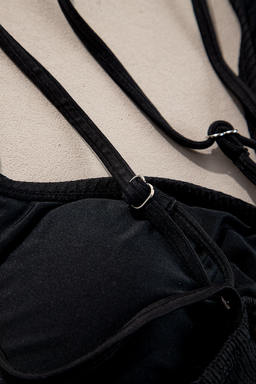 Maillot de bain bikini 2 pièces noir côtelé taille haute — haut col V dos nu et bas taille haute