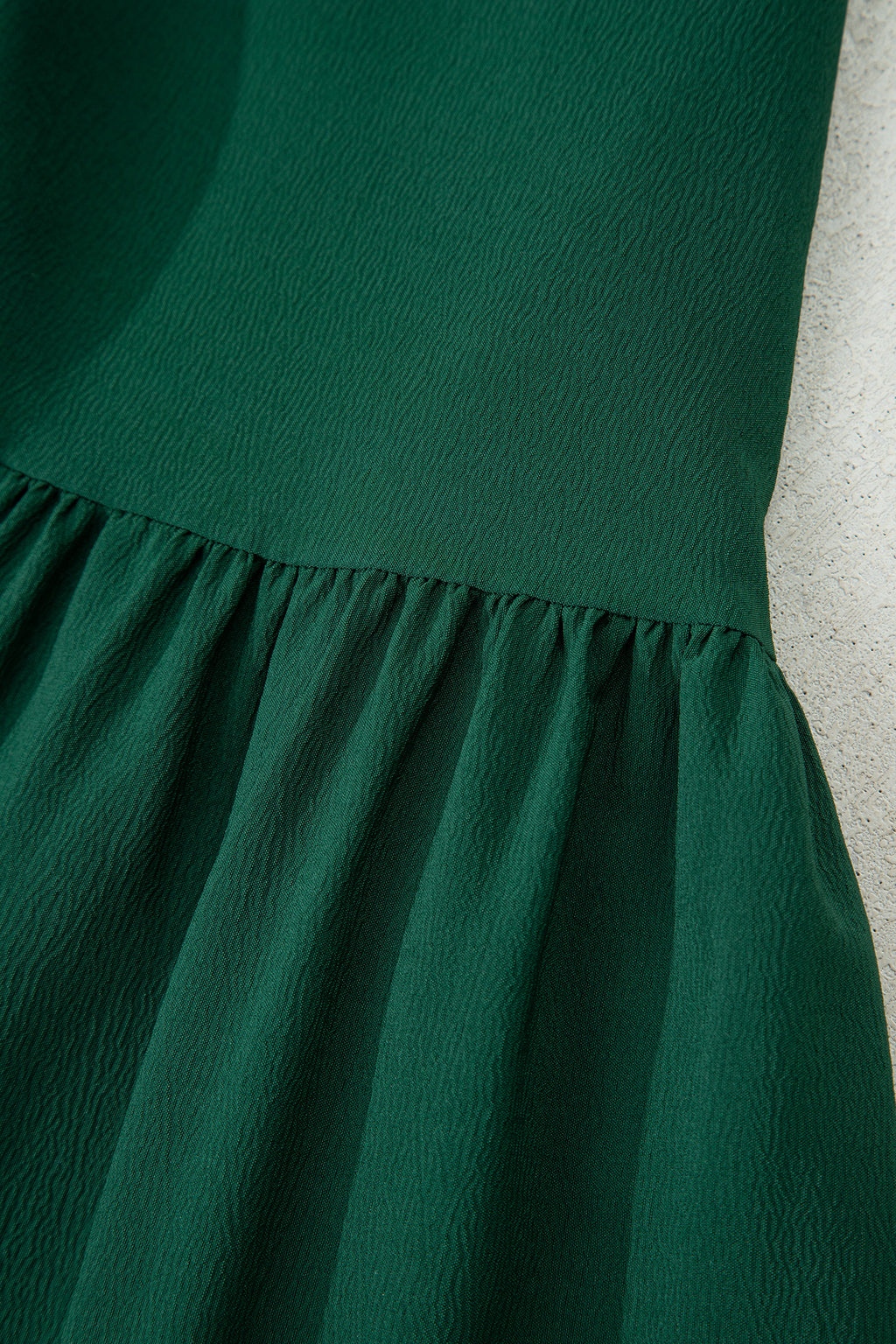 Robe maxi bordeaux à col V boutonné, manches bouffantes et volants étagés