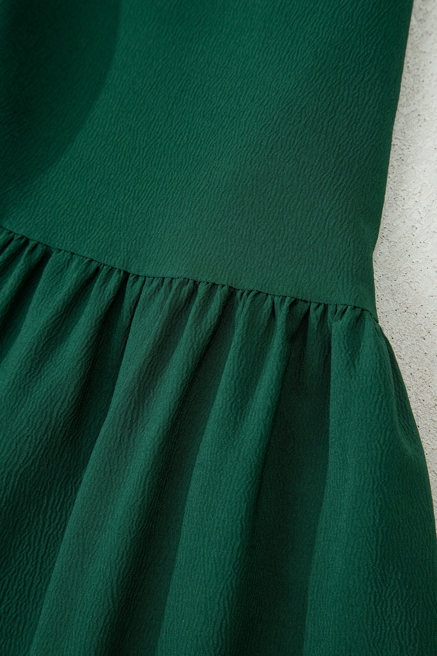 Robe maxi bordeaux à col V boutonné, manches bouffantes et volants étagés