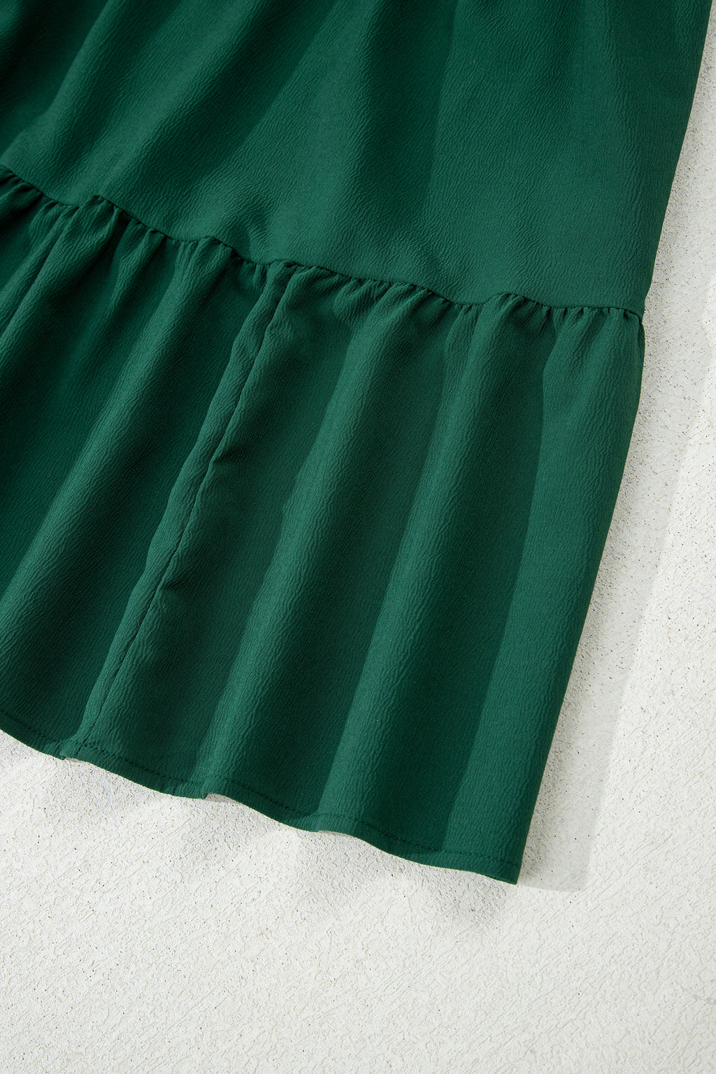Robe maxi bordeaux à col V boutonné, manches bouffantes et volants étagés