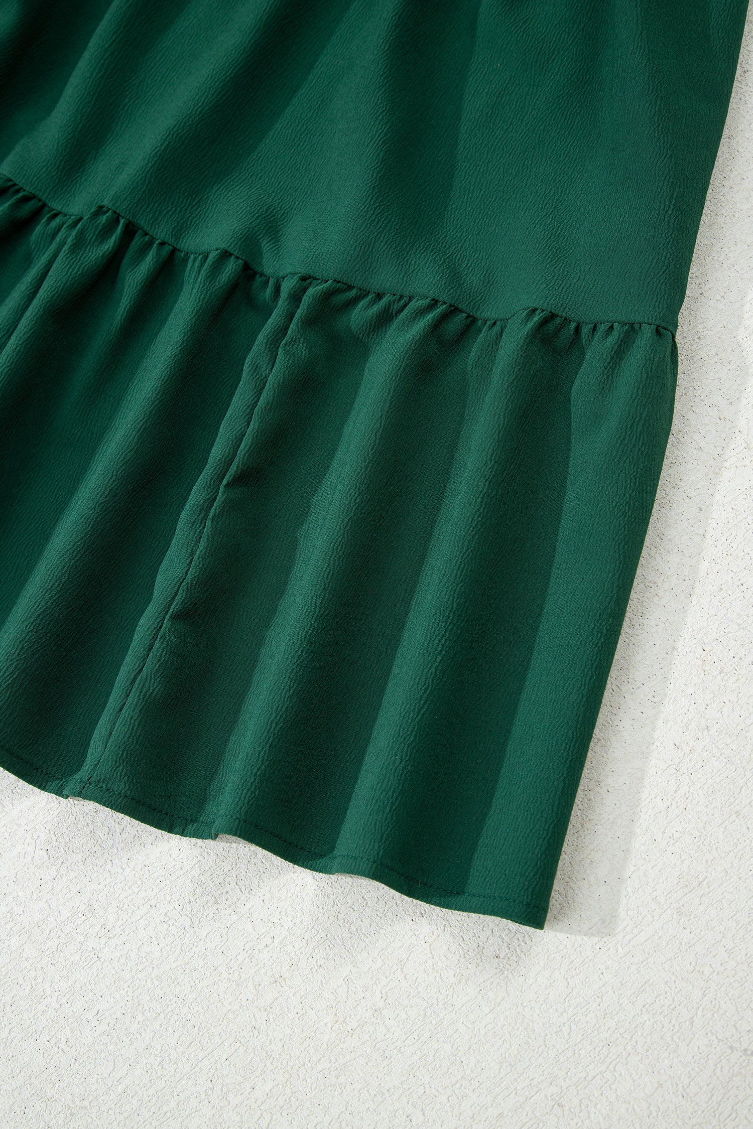 Robe maxi bordeaux à col V boutonné, manches bouffantes et volants étagés