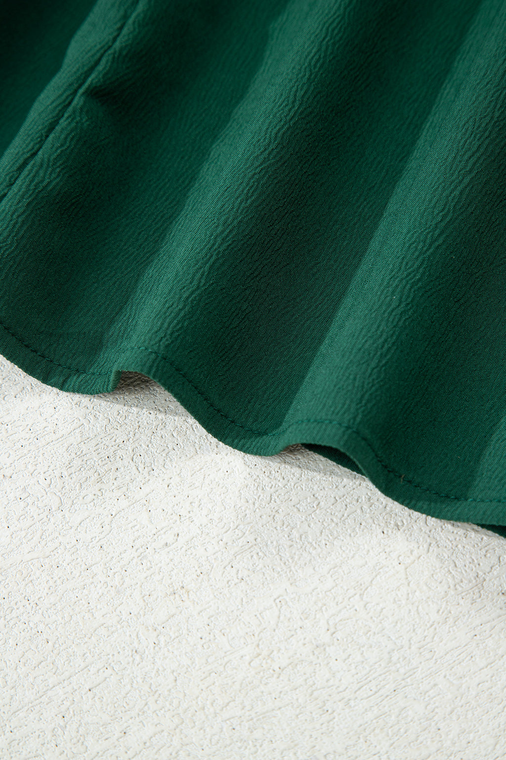 Robe mini vert canton à col V boutonné, bordure contrasée et manches bracelet nouées